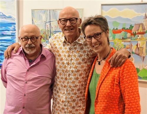 Die Künstlerin Hildegard Bauer-Lagally war ein kreativer Freigeist. Von links: Herbert Stahl, Vorsitzender des Kunstvereins Traunstein, Stefan Bauer, Sohn der Künstlerin, und Birgit Löffler, Leiterin des Bereichs „Kultur und Heimatpflege“ im Landratsamt.Foto benekam