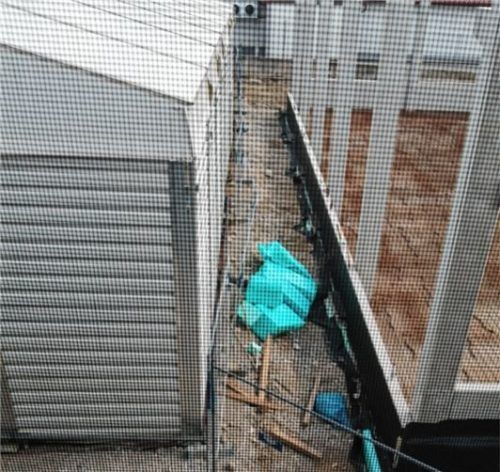 Die Leichtbauhalle (links) im Bad Endorfer Gewerbegebiet ist nach wie vor Zankapfel zwischen Nachbarn. Foto Hampel