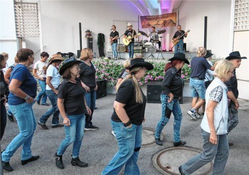 Die Line Dancer füllten die Tanzfläche beim umjubelten Auftritt von „Ronny Nash & His Whiteline Casanovas“.Foto Baumann