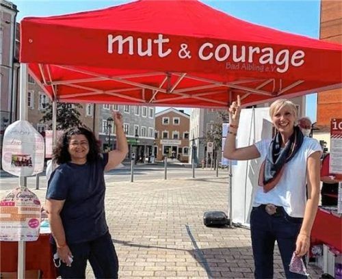 Die Mitglieder des Vereins Mut&Courage an ihrem Infostand. Foto  re