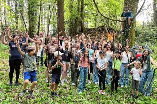 Die Mitwirkenden nehmen das Gelände schon mal in Augenschein – und haben dabei ihren Spaß.Foto Ammelburger