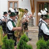 Musikkapellen übergeben Weisertwecken