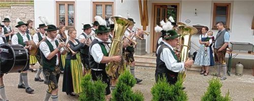 Die Musikkapellen beim Einmarsch zum Haus der Familie in Dettendorf.