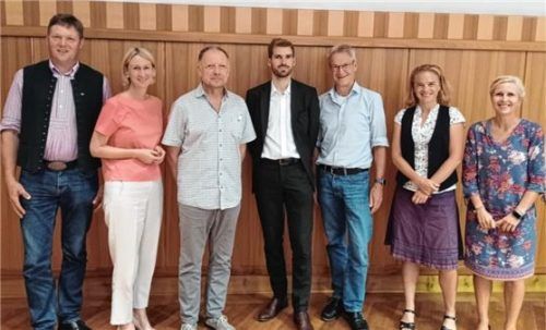 Die neue Vorstandschaft: (von links) Beisitzer Martin Huber, Schatzmeisterin Eva Faltner, Beisitzer Christian Poitsch, Vorsitzender Simon Hausstetter, Zweiter Vorsitzender Matthias Jokisch, LAG-Management Gwendolin Dettweiler und Kathrin Wachtveitl.Foto LAG Mangfalltal-Inntal