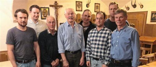 Die neue Vorstandschaft: (von links) Kassier Leonhard Haager, Beisitzer Franz Thielmann, Schriftführer Hans Rass, ehemaliger Vorsitzender Franz Abinger, Beisitzer Ludwig Weber, Vorsitzender David Rass, Beisitzer Martin Biechl sowie stellvertretender Vorsitzender Alois Stacheter. Foto re