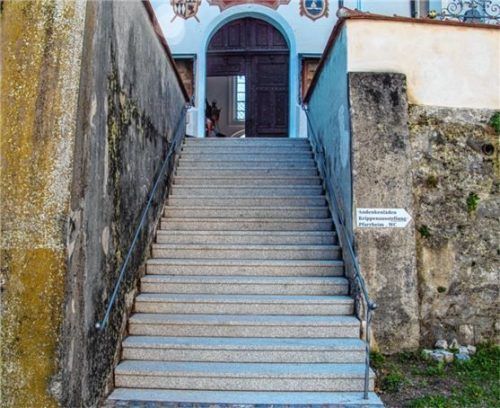 Die neuen Stufen zum nördlichen Eingang der Basilika. Foto Stache