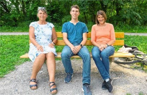 Die offizielle „Inbesitznahme“ des neuen Bankerls an der Mangfall durch (von links ) Kornelia Stepputtis, Korbinian Eberhard und Anneliese Weißbrich.Foto Baumann