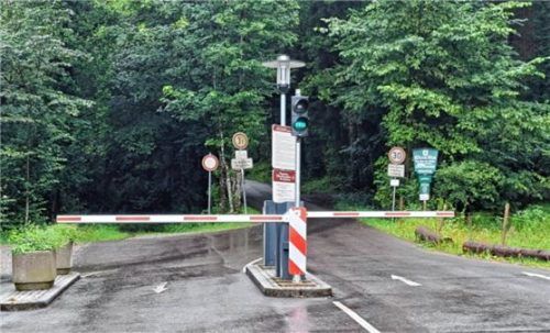 Die Schranke vom unteren zum oberen Jenbachparkplatz hat sich bewährt, für die Natur und auch für die Gemeinde. Foto Strim