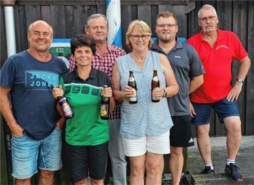 Die Sieger des Maischießens: (von links) Udo Hirtreiter, Karin Stöckl, Wolfgang Gall, Margit Blaga, Sportwart Peter Blaga junior mit dem Vorsitzenden Walter Schmid. Foto  re