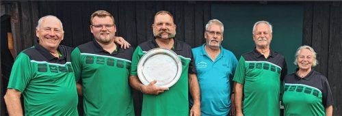 Die Stifter des Zinntellers, Franz und Barbara Gerzer (ganz links und rechts) mit den Siegern: Peter Blaga junior, Peter Blaga senior, Walter Schmid und Martin Stöckl. Foto re