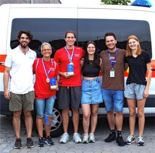 Die strahlenden Sieger und Teilnehmer der bayerischen Mehrkampf-Meisterschaft im Rettungsschwimmen: (von links) Jakob Hinterholzer, Anke Kürpick, Sebastian Kürpick, Franziska Lengauer, Fabian Kürpick sowie Maria Lengauer.

Foto  re