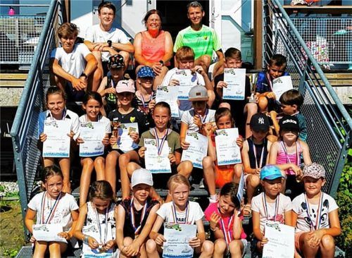 Die Tennisstars von morgen: hintere Reihe von links Ludwig Mayerhofer, Zeno Mayerhofer, Edith Selmeier und Mike Selmeier mit ihren Schützlingen.Foto richterstetter