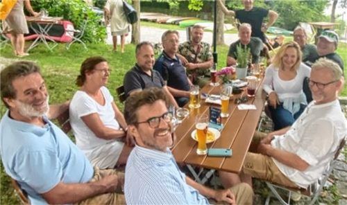 Die Verpächter auf Radltour durch ihre Biergärten: Ausflug der Gemeinderäte, hier beim Kurvenwirt. Foto re