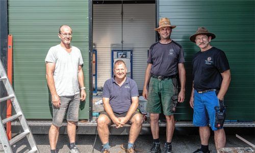 Die „Vier vom Toilettenwagen“: Michael Glas vom Bauhof, Christian Wagner vom Siedlerverein, Christian Staudinger vom Trachtenverein Immergrün und Wast Voit vom Bürgerfestverein: Sie haben mit ihren Mitarbeitern und Vereinskollegen das Projekt eines Toilettenwagens gestemmt –absolut barrierefrei und rollstuhltauglich. Foto Thomae