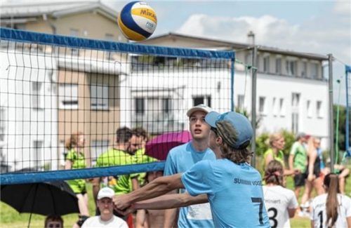 Die Volleyball-Akteure zeigten sogar auf dem Wiesen-Spielparkett feines Ball-Handling.