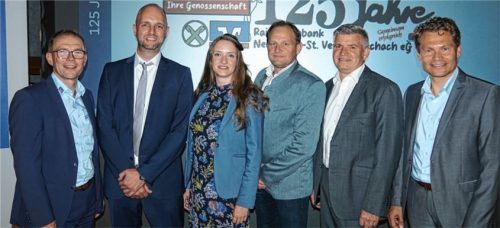 Die Vorstände Thomas Standar (links) und Helmut Vilsmaier (rechts) sowie Prüfer Stefan Aberle (Zweiter von links) vom Genossenschaftsverband Bayern und der Aufsichtsratsvorsitzende Detlev Busse (Zweiter von rechts) freuen sich über die einstimmige Wiederwahl der Aufsichtsratsmitglieder Bettina Siglmüller und Richard Petermeier (Mitte). Foto Raiffeisenbank NMSV-Reischach