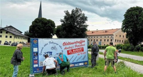 Die Vorstandschaft kümmert sich um die Bauzaunbanner.Foto emk