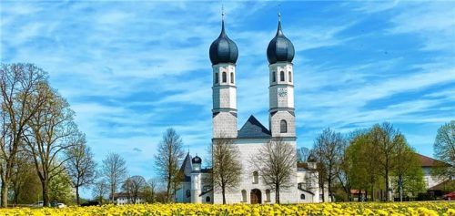 Die Wallfahrtskirche „Heilige Dreifaltigkeit“ in Weihenlinden ist mit ihrer kleinen innen liegenden Gnadenkapelle eine überregional bekannte Wallfahrts- und Pilgerstätte. Ihre geschichtlichen Erwähnungen gehen bis in das 17. Jahrhundert zurück.