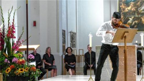 Diesmal stand der Solist Yves Ytier im Vorder- der Kammerchor im Hintergrund.Foto janka