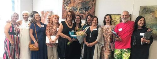 Dozentin Gabriele Musebrink umrahmt von ihrer Abschlussklasse des Aufbaukurses. Foto Bößwetter