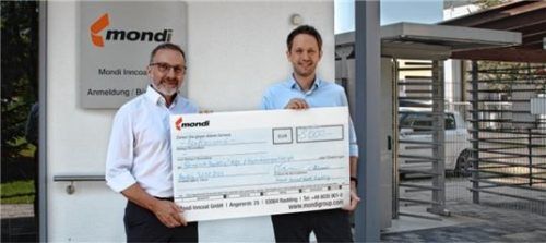 Dr. Alexander Falkum, Geschäftsführer von Mondi Inncoat (links) übergab den Scheck persönlich an Raublings Bürgermeister Olaf Kalsperger.