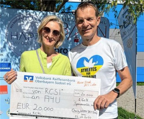 Dr. Barbara Scharrer und Jens Steinigen bei der Scheckübergabe am vergangenen Samstag. Foto Kas