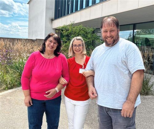 Dr. Isabella Eder (Mitte) mit ihren ehemaligen Patienten Birgit und Stefan Anzer. Foto Huber