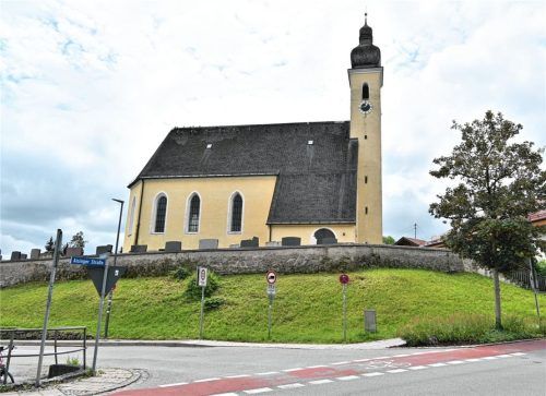 Drei Jahrzehnte lang standen an der Kirche am Aisinger Friedhof drei Hainbuchen. Sie wurden jetzt gefällt. Foto  Schlecker