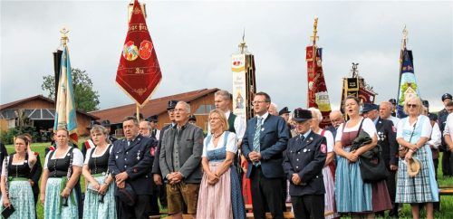 Ehrengäste beim Festgottesdienst: Landtagsabgeordneter Sepp Lausch (in Feuerwehruniform), stellvertretender Landrat Sepp Hofer, Stadträtin Elisabeth Geßner, Bürgermeister Stephan Schlier und Stadtrat Erwin Kühnel (von links). Hinter Hofer Prinz Peter von Lobkowicz.