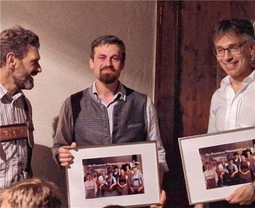 Ein Bild als Erinnerung an eine erfolgreiche Spielzeit erhielten (von links) Spielleiter Markus Krug, Vorstand Konrad Schlaipfer und Zweiter Vorstand Peter Bichler. Foto Ammelburger