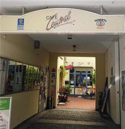 Ein bisserl versteckt unter den Arkaden liegt das Café Central im Herzen der Wasserburger Altstadt. Foto mb