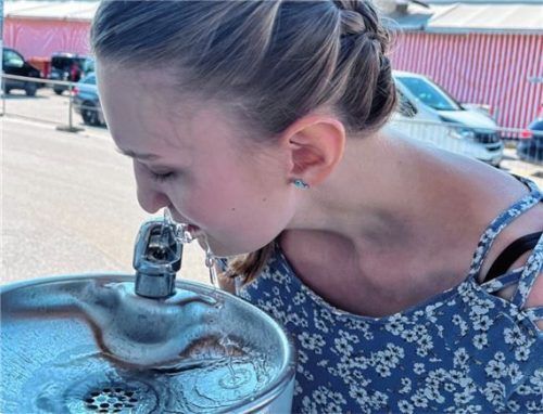 Ein kleiner Schluck Wasser zwischendurch bei hohen Temperaturen: Die neue Trinkwasserstation macht es möglich. Foto kmz