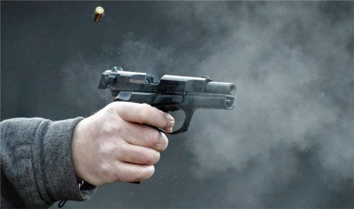 Ein Mann feuert eine Schreckschusspistole ab. In Mittenkirchen bei Bruckmühl sind in der Nacht auf Mittwoch Schüsse gefallen, wohl aus einem Gasrevolver. Foto dpa