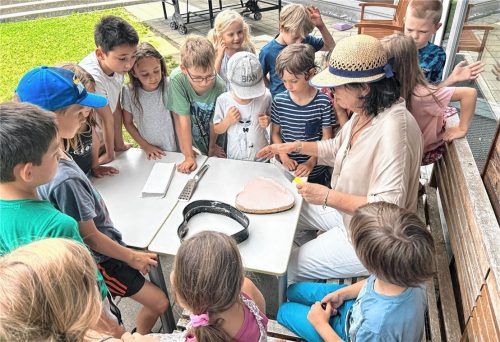 Ein selbstgemachter Kuchen, der Bäcker ist ein Bub aus der ersten Klasse. „25 Kinder haben ein Stückchen bekommen und waren happy. Und ich auch“, schreibt Milena Adler zu diesem Foto aus der Ferienbetreuung. Foto re