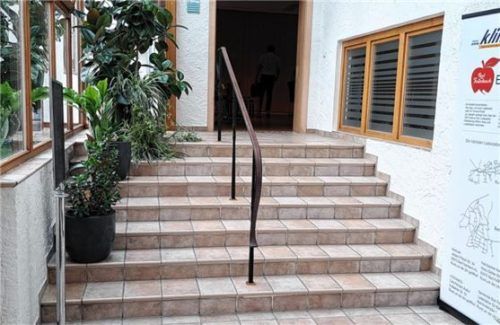 Ein Treppenlift soll einen barrierefreien Zugang in den Bad Feilnbacher Sitzungssaal ermöglichen. Foto Strim