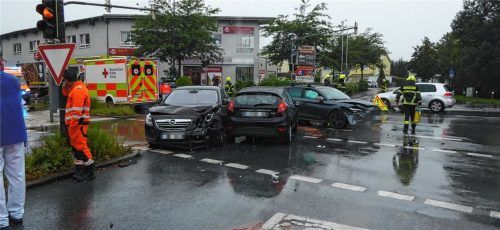 Ein Unfall mit drei beteiligten Fahrzeugen hat am Montagvormittag in Kolbermoor für ein „kleines Verkehrschaos“ gesorgt. Fotos Riediger