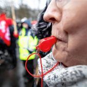 Mit der Trillerpfeife gegen Kinderlärm