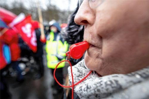 Eine Frau aus Rosenheim hat genug vom Kitalärm in ihrer Nachbarschaft. Aus diesem Grund stellt sie sich mit einer Trillerpfeife an den Zaun (Symbolbild) und bläst zum akustischen Gegenangriff. Foto DPA
