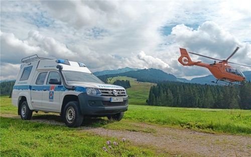Eine Wanderin wurde am Dürnbachhorn von einer Kuhherde angegriffen. Neben vier Einsatzkräften der Bergwacht Reit im Winkl waren auch ein Polizeibergführer, ein Notarzt und der Rettungshubschrauber Christoph 14 im Einsatz. Foto Bergwacht Reit im Winkl