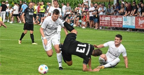 Einsatz war da: Ostermünchens Markus Kendlinger und Niclas Kainz (links) und mittendrin der gefoulte Thomas Masberg.Foto Franz Ruprecht