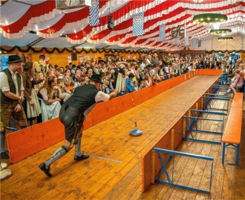 Eisstockschießen im Festzelt: Wer holt sich die meisten Punkte im Zielbereich?Fotos  Kriechbaumer