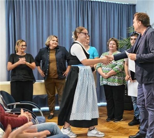 Endlich geschafft: Verena Hauser bekommt ihre „Mutmacher“-Urkunde. Foto Cordula Wildauer