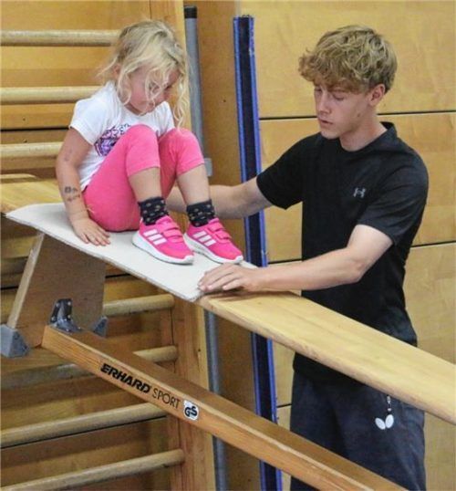 Engagiert beim Kinder-Turnen: Anian Schnitzenbaumer. Foto Gerhard Erlich