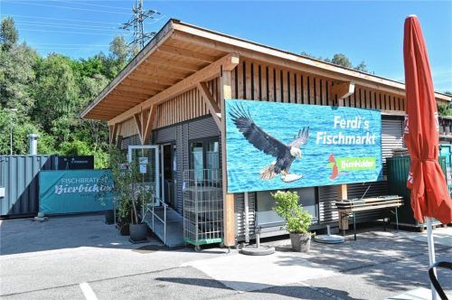 Er fing sich sogar einen eigenen Namen ein, der Werksverkauf der Firma Bierbichler in Hofmühle: In Anlehnung an den Mann, der den Fischhandel groß machte, heißt er „Ferdi’s Fischmarkt“. Foto  Schlecker