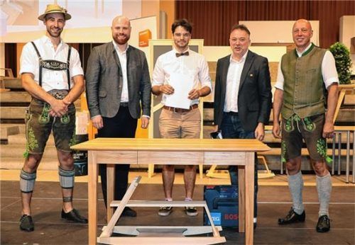 Er lieferte einen herausragenden Abschluss: Florian Stolz (Mitte) ist Innungssieger. Von links: Lehrlingswart Alexander Eckart, Landtagsabgeordneter Konrad Baur, Obermeister Andreas Weinzierl und Prüfungsvorsitzender Gerhard Fuschlberger.Foto wittenzellner