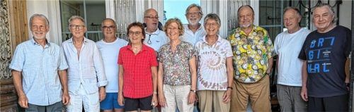 Erinnerung ans Abi: (von links) Georg Röhrmoser, Josef Prechtl, Roland Metzke, Sigrid Kuhnigk (geb. Schramm), Roland Kuhnigk, Brigitte Staudt (geb. Krug), Klaus Wechselberger, Anneliese Wittkowski (geb. Kreitmeier), Franz Kranich, Erhard Muhr, Willi Hofmann. Auf dem Bild fehlen die verhinderten Mitschüler Klaus Matthias, Gerhard Steindl, Kurt Lumpe, Hans Schwarzenböck, Franz Mayer, Josef Braun, Norbert Springer, Anton Merle und Wolfgang Kreckl.Foto privat