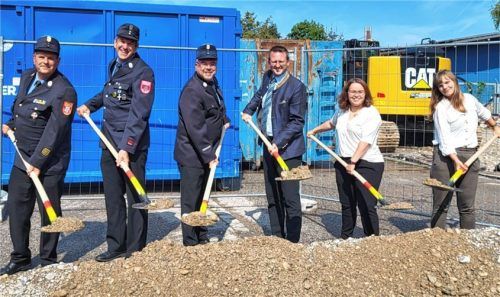 Eröffneten symbolisch die Großbaustelle (von links): Max Goldbrunner (Kreisbrandinspektor), Stefan Prade (Vorsitzender Feuerwehr Bad Aibling), Reinhard Huber (Kommandant), Bad Aiblings Bürgermeister Stephan Schlier, Christine Albrecht (Architekturbüro IPROconsult) und Johanna Flohr-Seubert (städtisches Bauamt).