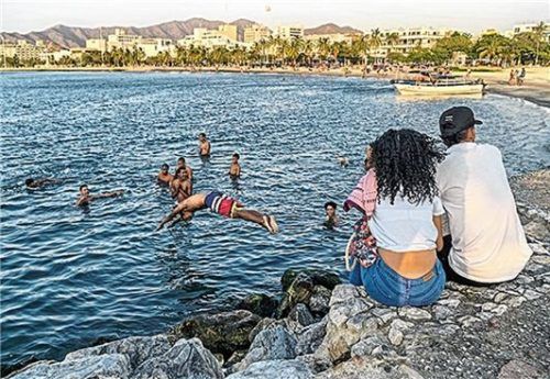 Es gibt aber nicht nur Berge: In Santa Marta kann man sich mit einem Sprung ins Meer abkühlen.