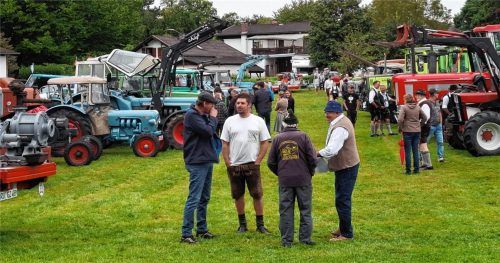 Fachsimpeln zwischen Besuchern und Bulldog-Besitzern war auf der „Kirmer-Wiese“ angesagt. Fotos  Hecht