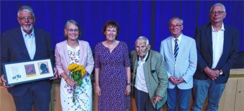 Feierten 25 Jahre Goethe-Gesellschaft Rosenheim: (von links) der ehemalige Vorsitzende der Goethe-Gesellschaft Rosenheim, Ulrich Noltenhans, Vorsitzende Dr. Barbara Mütter, Dritte Bürgermeisterin Gabriele Leicht, Vereinsgründer Willi Schmid, Festredner Professor Jochen Golz und Vorstandsmitglied Ralf Siegel.Foto füchtner